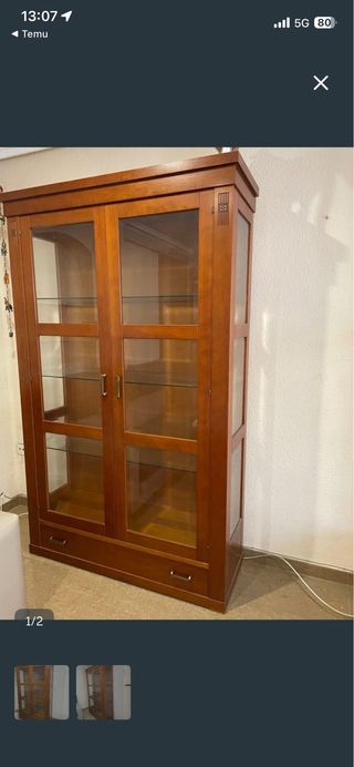 Vitrina de madera y cristal