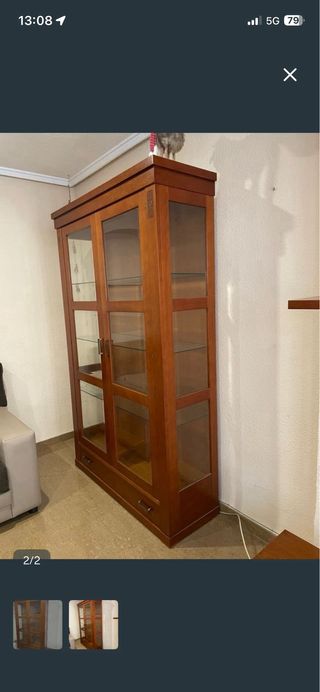 Vitrina de madera y cristal