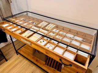 Mueble expositor vitrina bisutería madera y crista