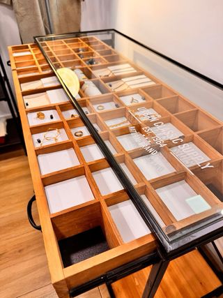 Mueble expositor vitrina bisutería madera y crista