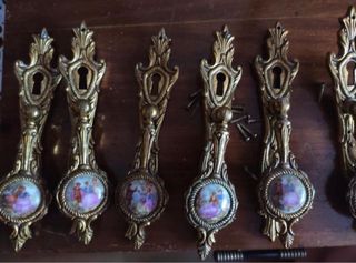 Tiradores de armario dorados con escena