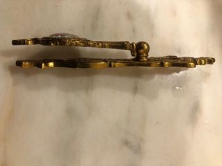 Tiradores de armario dorados con escena