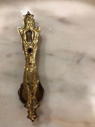 Tiradores de armario dorados con escena