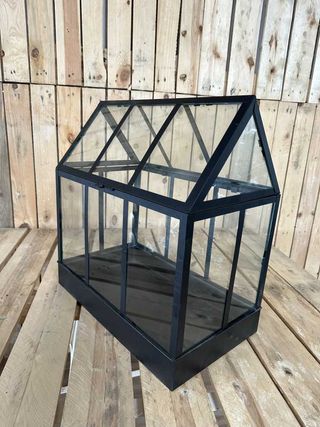 CASA PEQUEÑA PARA PLANTAS Y FLORES NEGRA