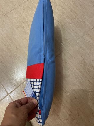 Cojín decorativo azul y rojo