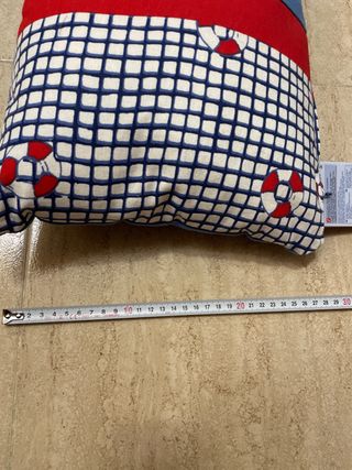 Cojín decorativo azul y rojo