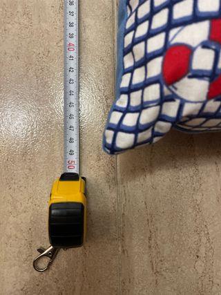 Cojín decorativo azul y rojo