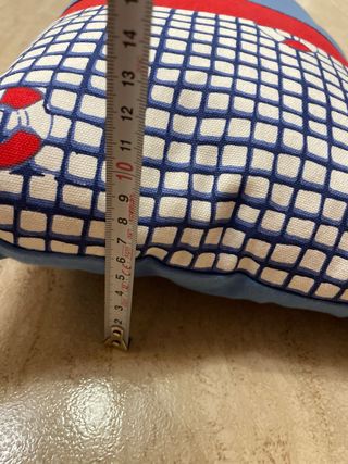 Cojín decorativo azul y rojo