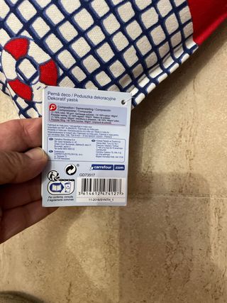 Cojín decorativo azul y rojo