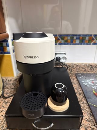 Cafetera Nespresso Vertuo Beige