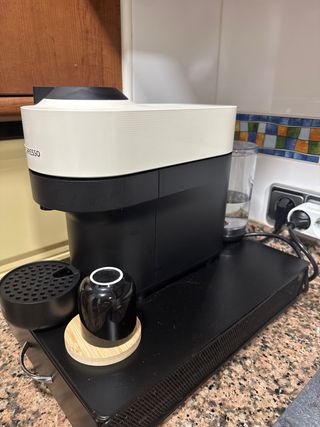 Cafetera Nespresso Vertuo Beige