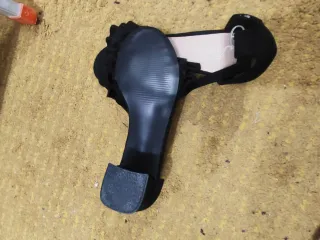 Sandalias negras con tiras flores