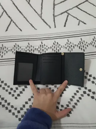 Cartera negra con diseño de gato