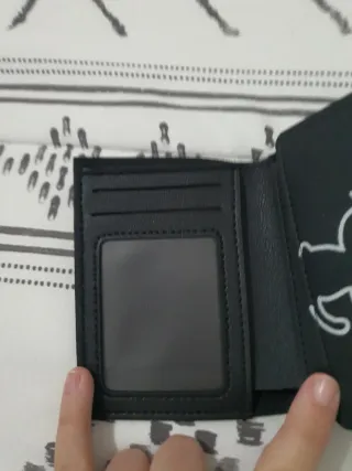 Cartera negra con diseño de gato