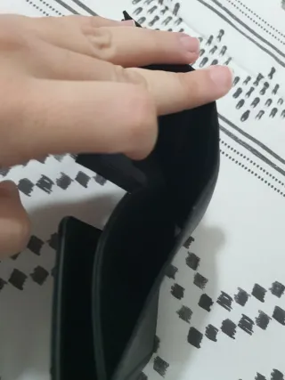 Cartera negra con diseño de gato
