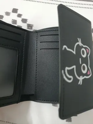 Cartera negra con diseño de gato