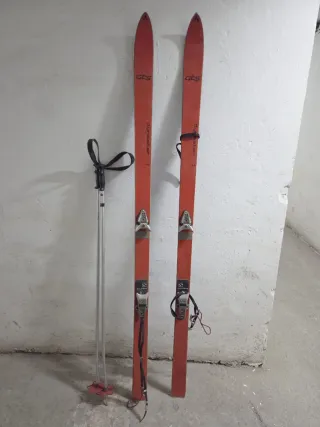 Esquís vintage y bastones