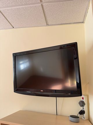 Televisor AOC Negro con soporte para pared