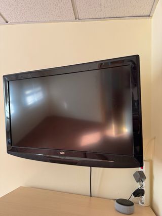 Televisor AOC Negro con soporte para pared