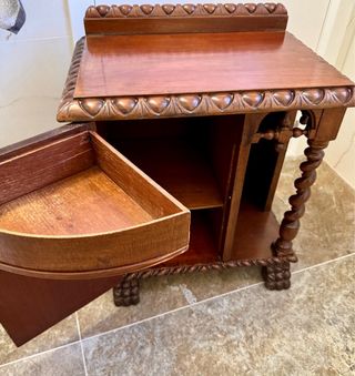 Antigua mesita de noche tallada