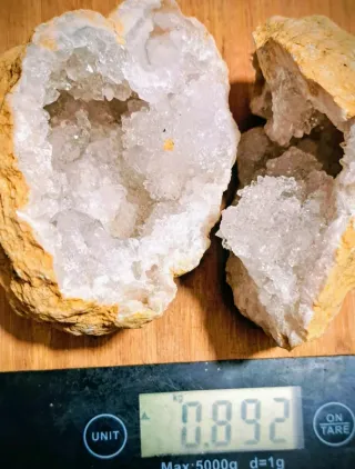 Geode aperto con  ottimi cristalli di calcite
