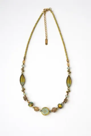 Elegante collar de inspiración irlandesa