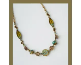 Elegante collar de inspiración irlandesa