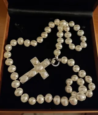 Collar de perlas con colgante de cruz