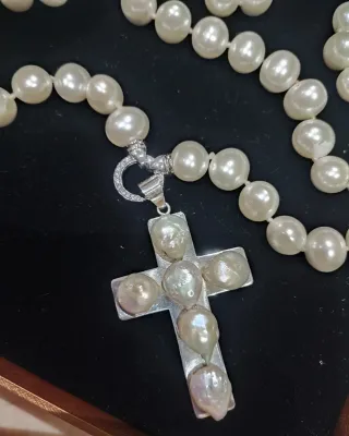 Collar de perlas con colgante de cruz