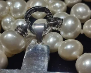 Collar de perlas con colgante de cruz