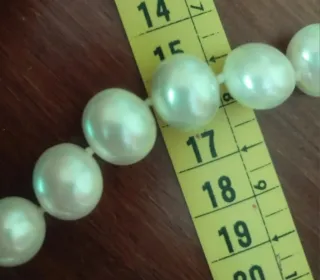 Collar de perlas con colgante de cruz