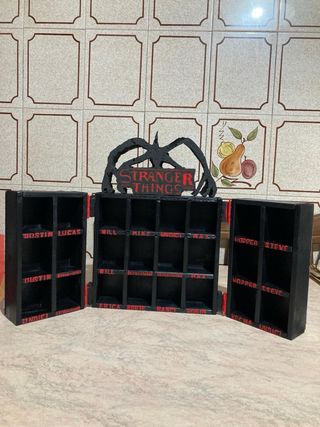 Espositore Funko Pop Stranger Things in legno