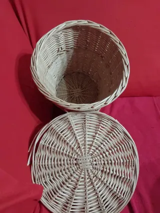 Cesto de mimbre con asas en perfectas condiciones.