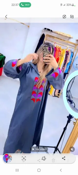 Vestido gris con bordado rojo