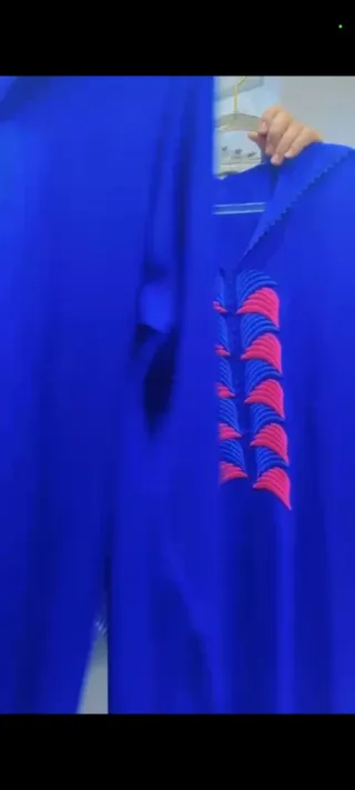 Vestido gris con bordado rojo