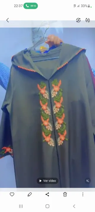 Vestido gris con bordado rojo