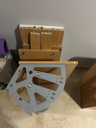 Zapatero de madera con asiento de piel