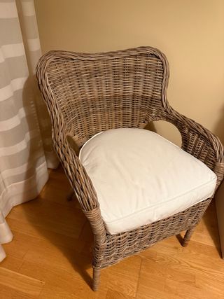 Sillón de mimbre con cojín beige