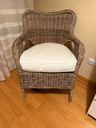 Sillón de mimbre con cojín beige