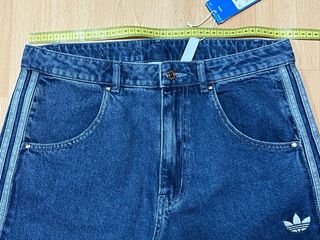 Pantalón vaquero Adidas con rayas laterales