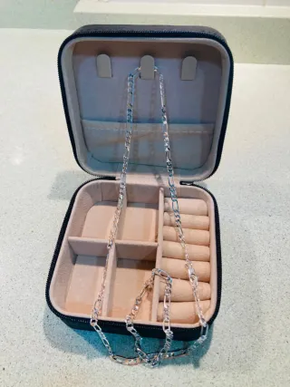 Cadena y pulsera de plata y joyero