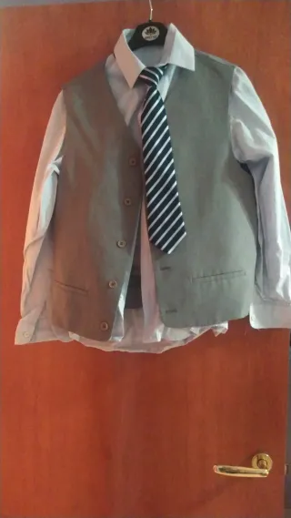 Traje comunión niño chaleco gris y camisa blanca