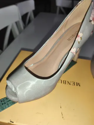 Zapatos grises con estampado floral sakura