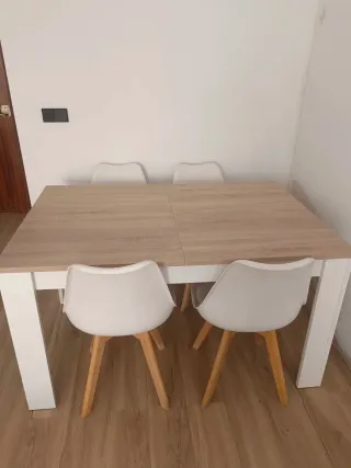 Mesa comedor rectangular con 4 sillas