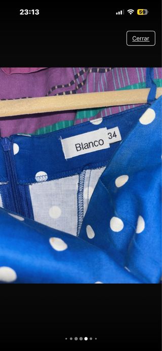 Vestido azul con lunares blancos