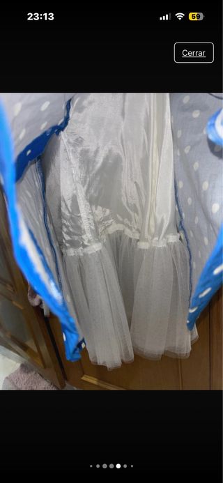 Vestido azul con lunares blancos