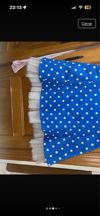 Vestido azul con lunares blancos