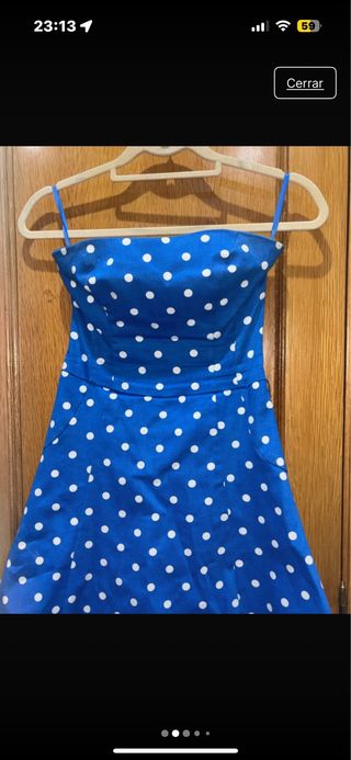 Vestido azul con lunares blancos