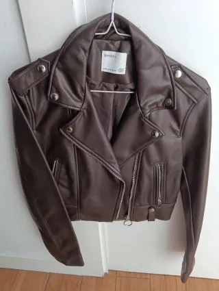 Chaqueta polipiel marrón chocolate de Breshka