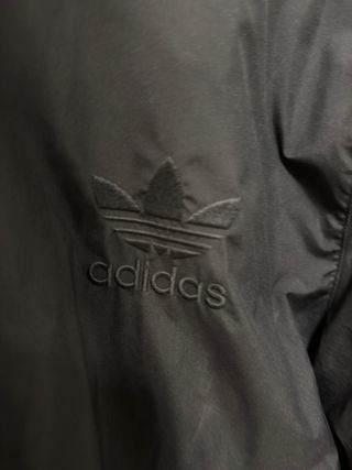 Chaqueta Adidas Negra con Rayas Multicolor